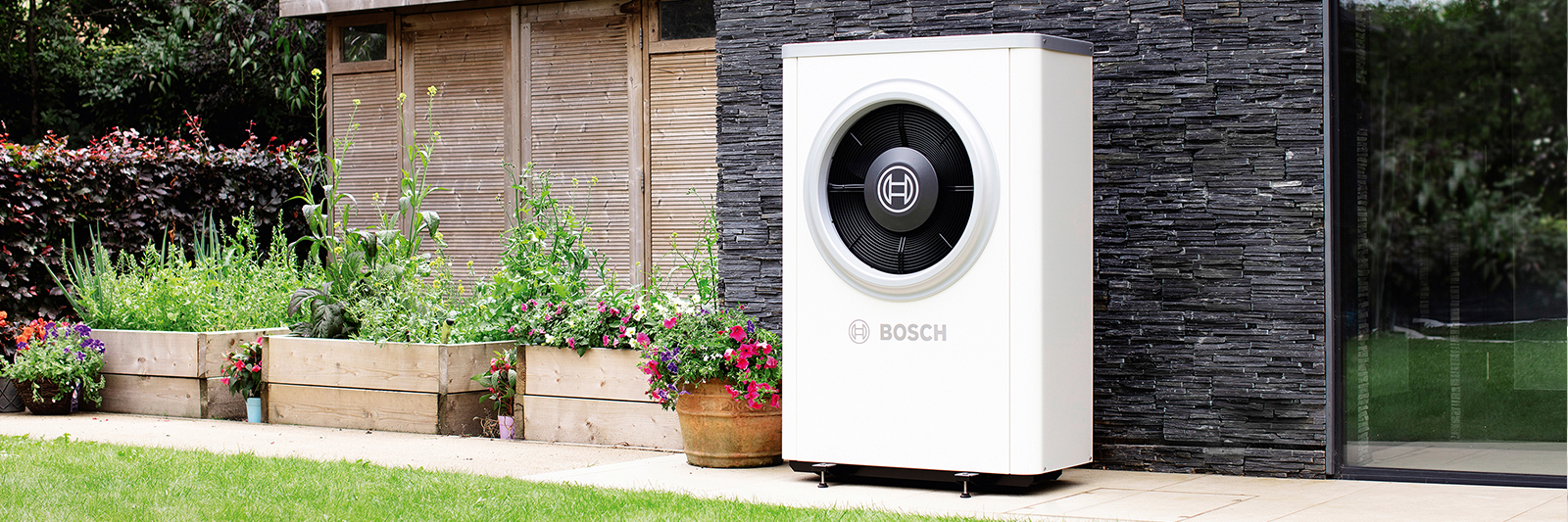 7001i AW Heat pump outside